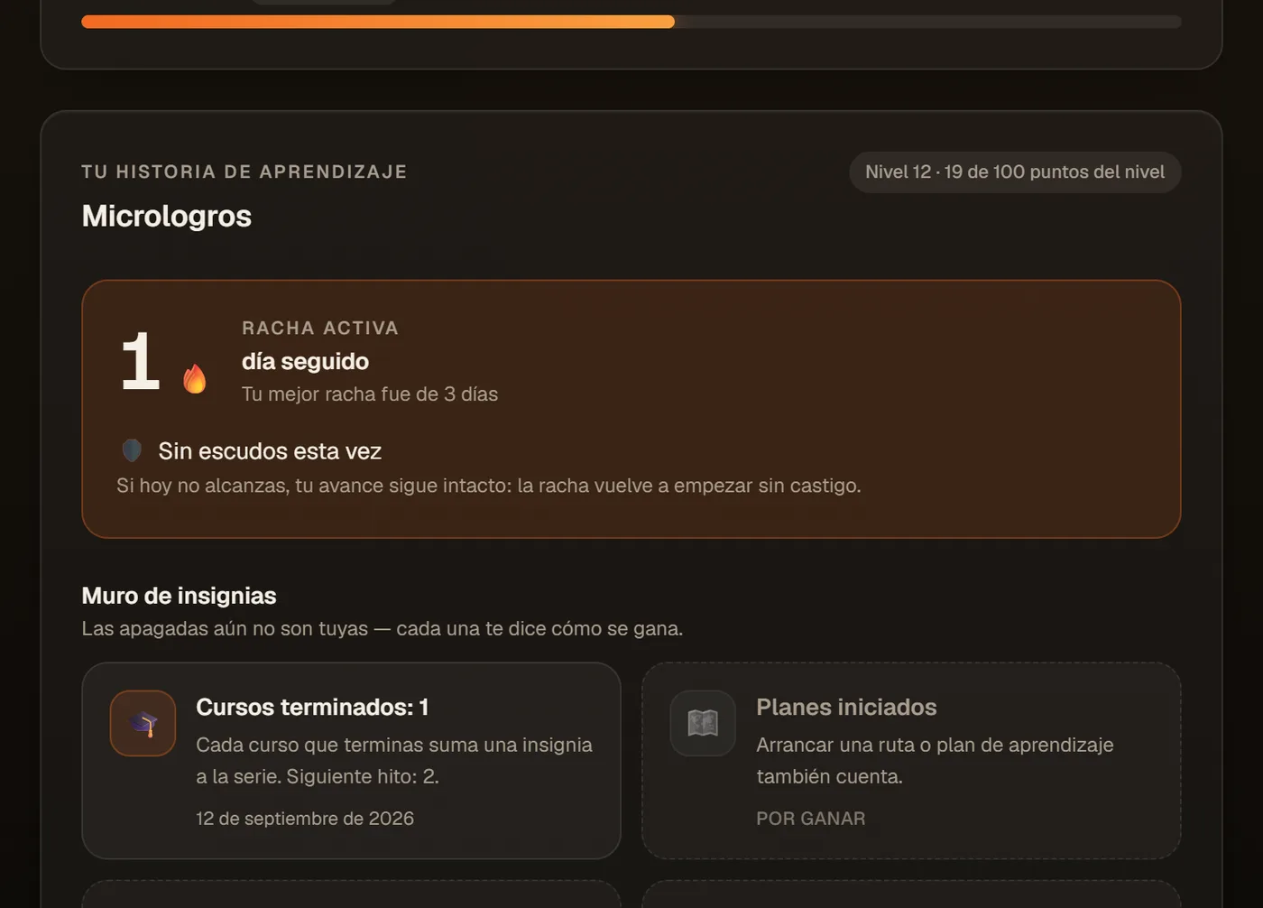 Pantalla «Tus logros» de Flowi, sección Micrologros: racha activa sin castigo, nivel y muro de insignias que se ganan con cada curso.