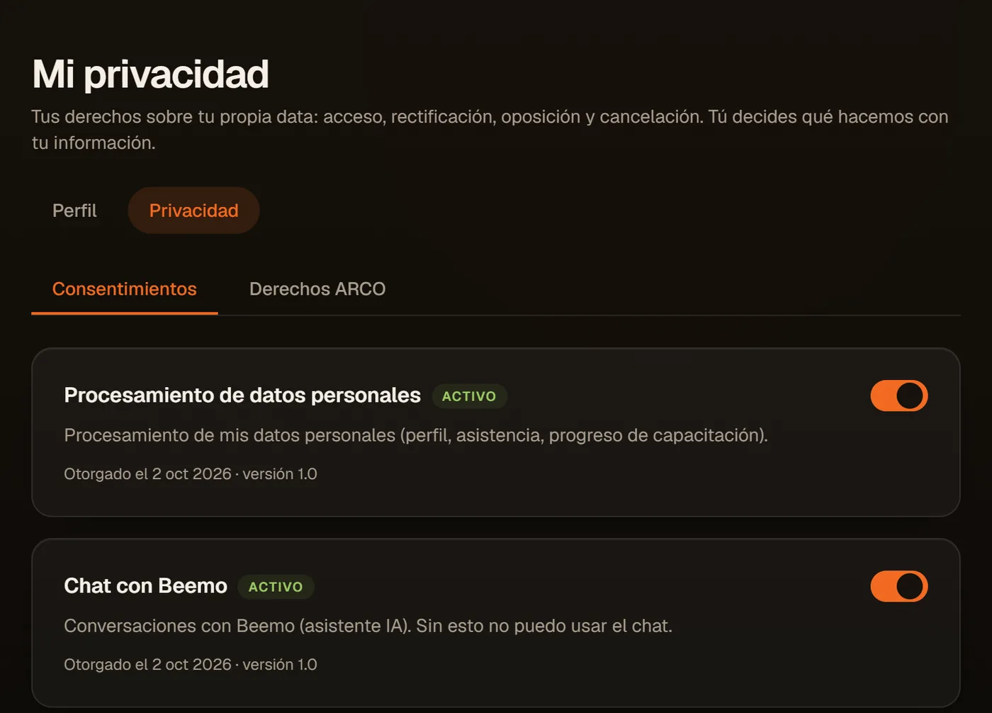 Pantalla «Mi privacidad» de Flowi con los consentimientos de la persona: procesamiento de datos, chat con Beemo y analítica de aprendizaje, cada uno con su interruptor.